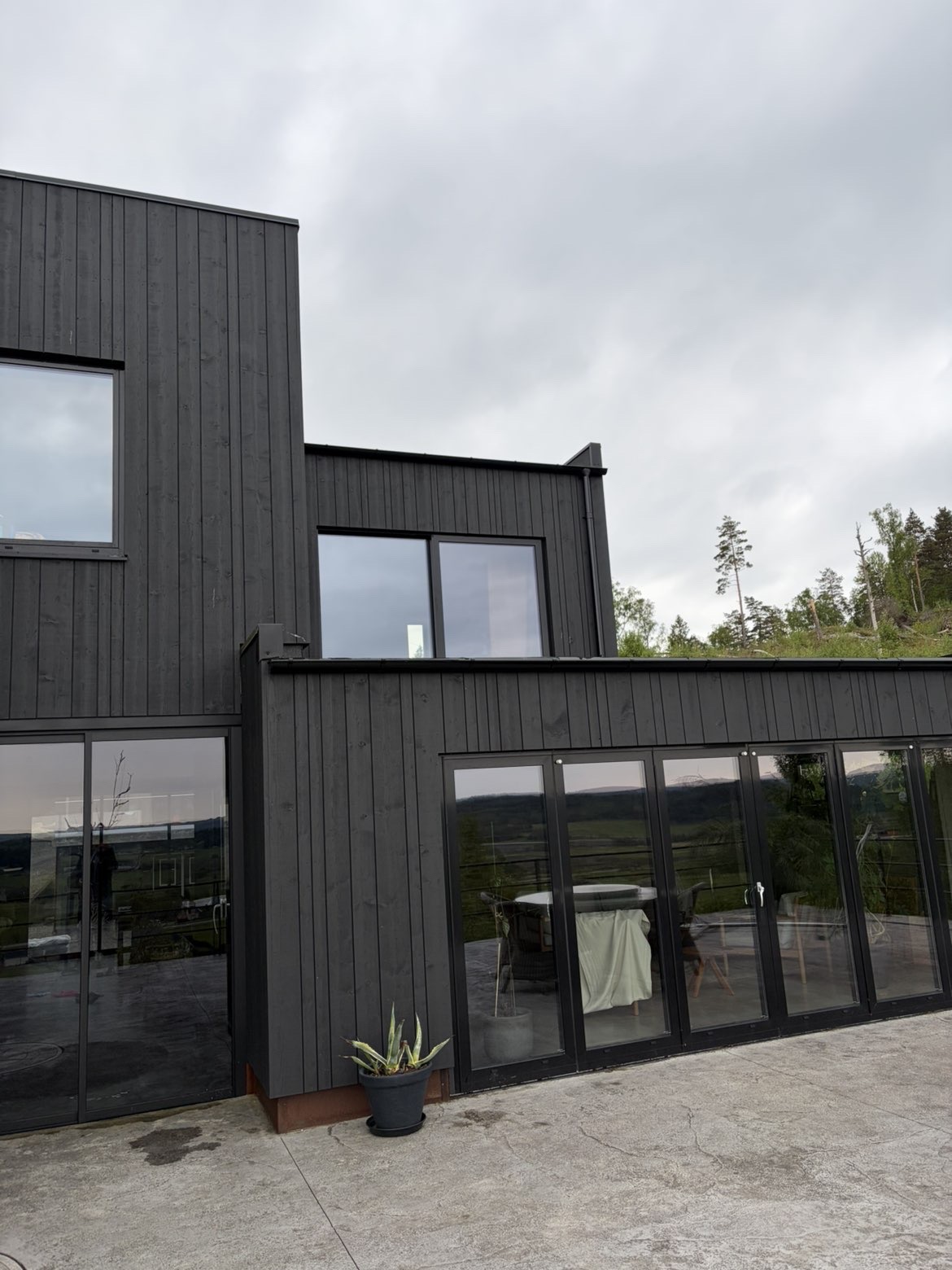 Putsade fönster på svart modern villa